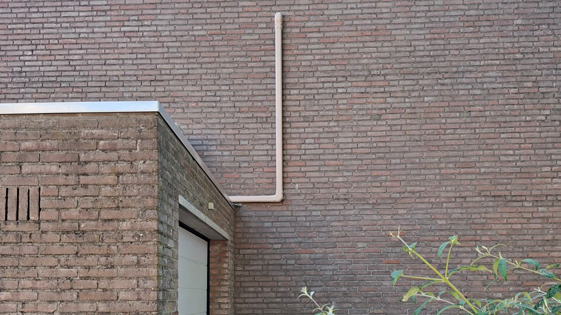 Kabelgoot airco schilderen - resultaat