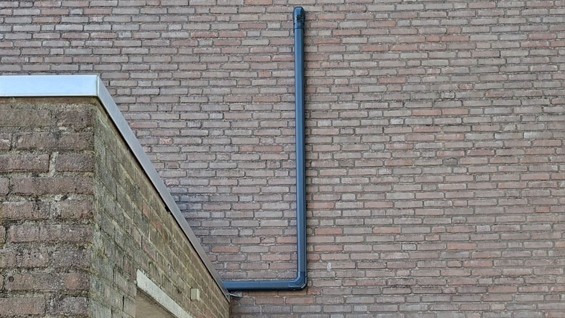 Kabelgoot airco schilderen - Restauratie - voor