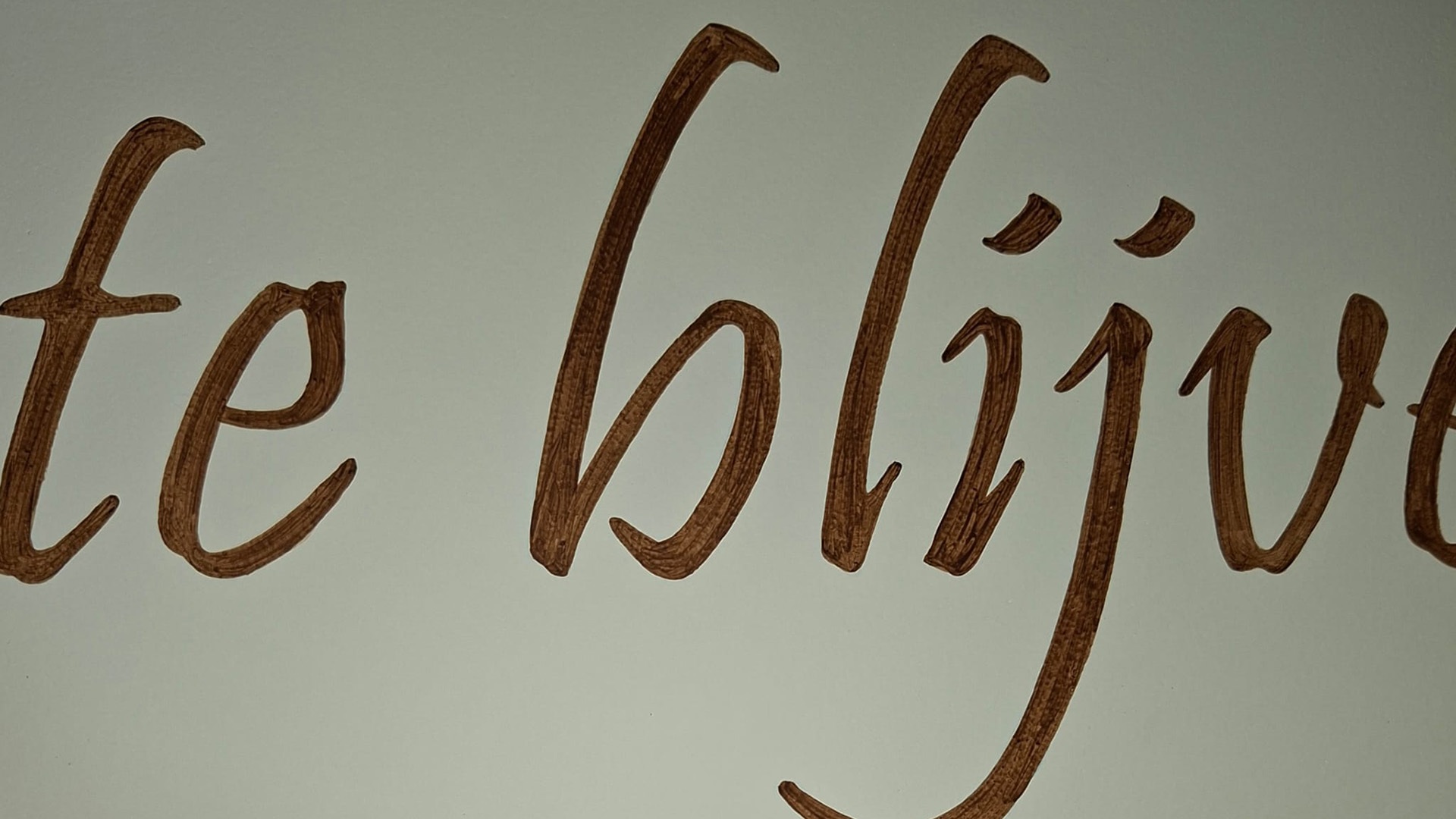 Kalligrafie - Agnes van Aarle - Tekst op muur detail